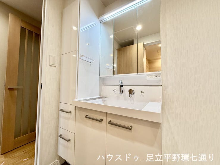 三面鏡付き洗面化粧台を採用。鏡裏収納付きで洗面用品もすっきり整理できます。