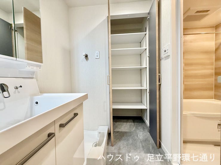 リネン類や洗剤のストックに便利な可動棚収納付き。洗面室をすっきり保てます。