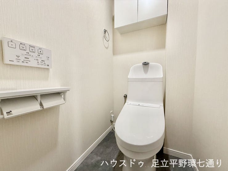 温水洗浄便座付きトイレ。上部収納も備え、日用品の収納にも便利です。