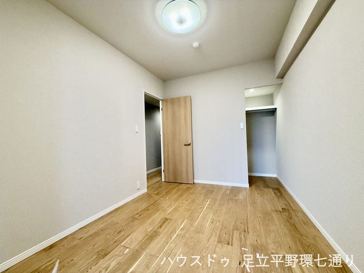 ウォークインクローゼット付きの洋室。衣類や季節用品をまとめて収納できます。