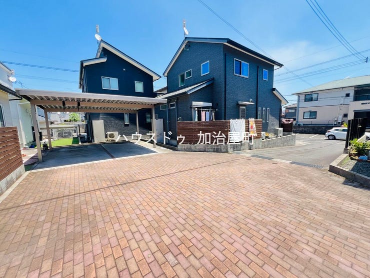 前面道路(左奥が当該建物です)