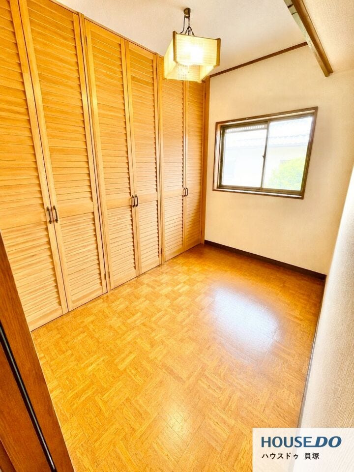 窓から光が差し込む明るい空間です!