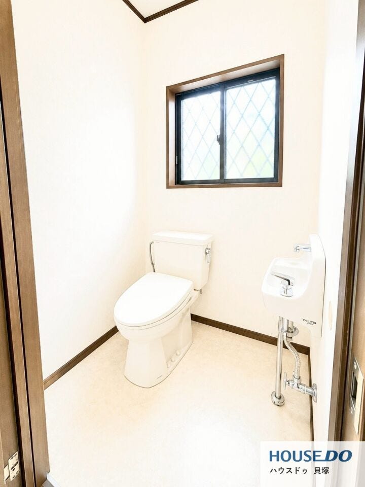 トイレには手洗い場もついております。
窓があるため明るく、広々としています。