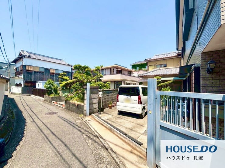 閑静な住宅街に位置し、落ち着いた住環境が魅力です。前面道路は交通量も比較的少なく、お車の出し入れもしやすい立地♪駐車スペースも確保されています。