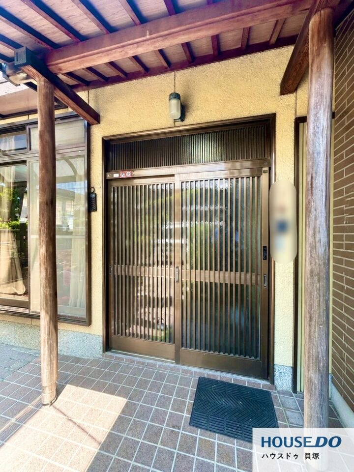 重厚感のある和風玄関が住まいの第一印象を演出。深い軒と木柱が趣ある佇まいを感じさせ、ゆとりある玄関スペースが来客時にも安心です♪