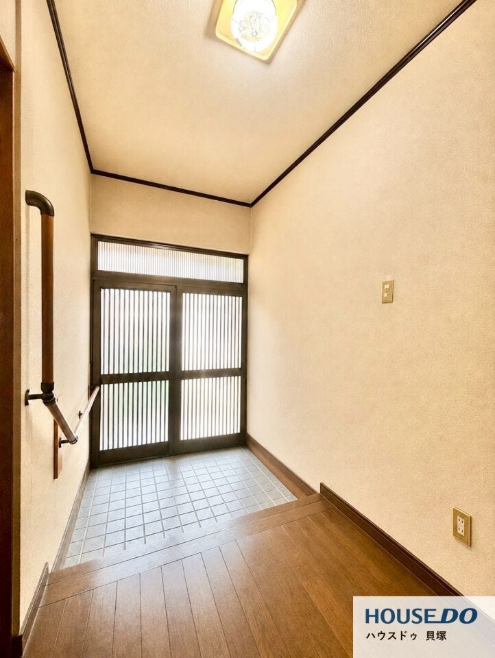 天井高のあるゆったりとした玄関ホール。採光の取れる玄関扉からやさしい光が差し込み、明るく開放感のある空間です♪手すり付きで毎日の昇り降りにも配慮されています。