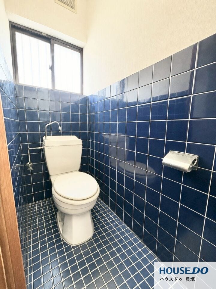 ブルータイルが映える個性的で清潔感のあるトイレ空間。窓付きで自然換気ができ、明るさもしっかり確保されています♪ゆとりある広さで快適にお使いいただけます。