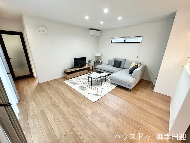 ■安らぎと笑顔の中心地■陽光が優しく降り注ぎ、会話が自然と弾む。ここでは、毎日が特別な時間へと変わります。