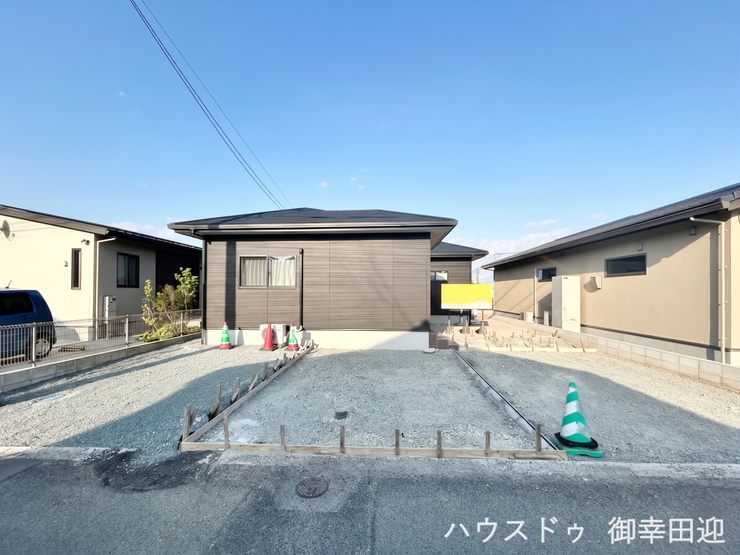 ■車と趣味の幅が広がる場所■単なる駐車スペースではない、洗車やタイヤ交換、DIYにも使える多目的な屋外スペースです。【撮影日:2026年5月15日】