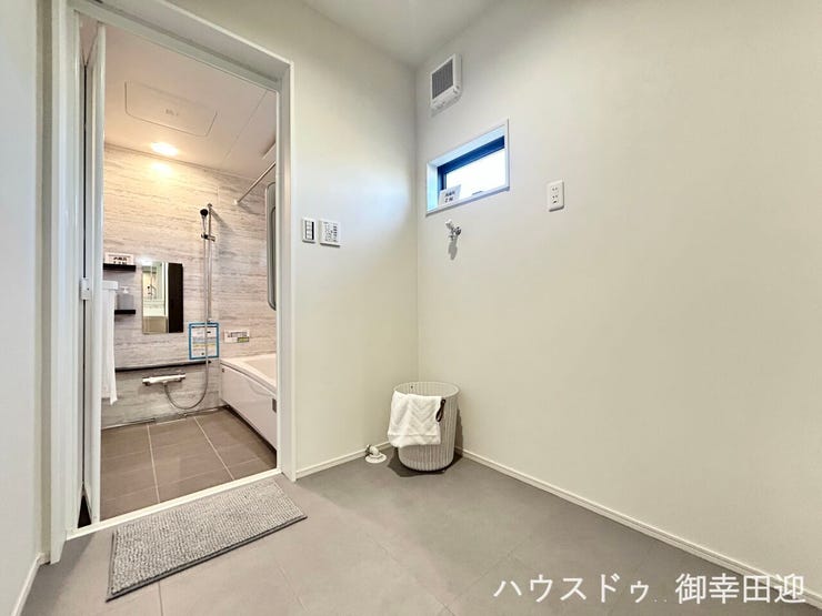 ■清々しいリフレッシュ空間■自分を磨き、気持ちを切り替える。心地よい光が差し込むプライベートスペース。