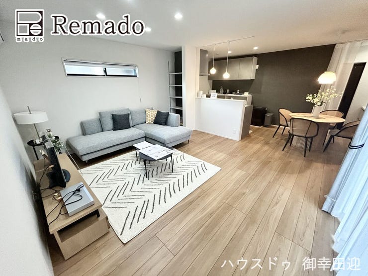 【リビング】
■家族の笑顔が集う中心地■お気に入りの家具を迎え、窓からは心地の良い光が差し込みます。