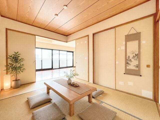 リビングとつながる畳敷きのお部屋は、
お客さまが遊びに来た時にも使えますし、
ちょっと疲れた時にお昼寝できるのもうれしいですね。
