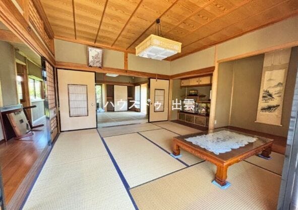 落ち着きのある和室は、心を和ませてくれる癒しの空間。来客用としてはもちろん、お子さまのお昼寝スペースとしても活躍します。押入れや床の間があり収納力も十分。