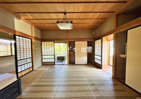 畳のやさしい香りと落ち着いた雰囲気が魅力の和室。広さにゆとりがあり客間としてはもちろん、くつろぎスペースやお昼寝にも使いやすい一室です。