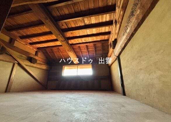 収納が備わっている為、季節物の収納などにも困りません。沢山収納出来ますのでお部屋をスッキリきれいに保てます。
