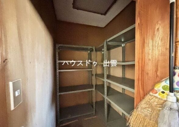 物置です。アウトドア用品やタイヤなども収納でき、家の周りに荷物が置きっぱなしになることがなく家をスッキリキレイにつかえます。