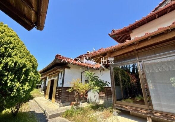 落ち着いた色合いの外観が印象的な和風の住まい。庭もありゆっくり過ごしたいときは縁側から庭を眺めることもできます。