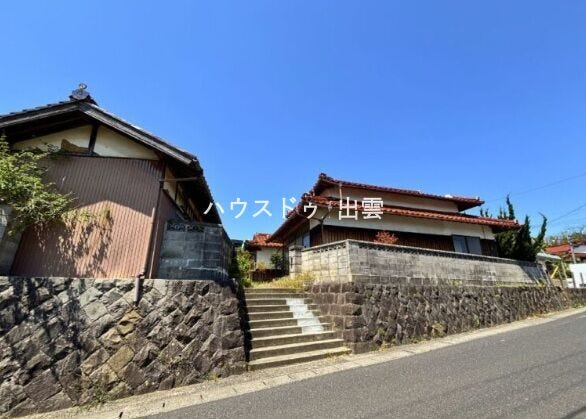 少し高台にあるお家です。水害などの心配も高台なので軽減できますね。交通量はあまり多くないので事故の心配も少ないです。