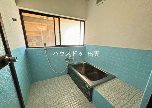 一日の疲れをゆっくり癒せる、落ち着いた雰囲気の浴室。窓付きのため湿気がこもりにくく、清潔感を保ちやすい空間です。