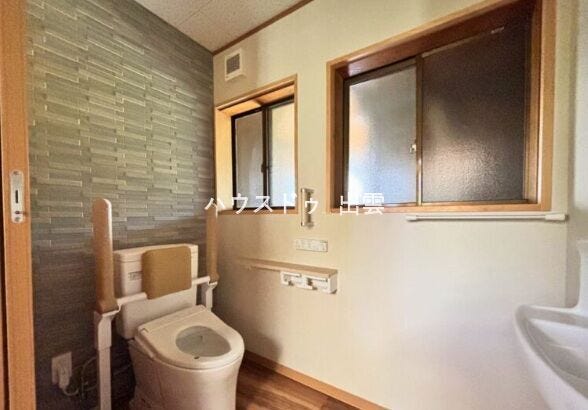 洗浄付き便座が魅力的なトイレです。毎日使用する場所だから、換気出来るよう、窓も2カ所完備しています。