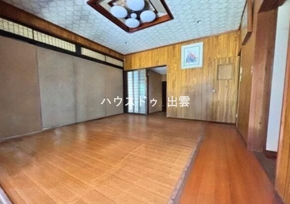 明るさと開放感を兼ね備えた洋室。机やいす、棚も置ける広さです。生活スタイルに合わせて柔軟に使える、使い勝手の良い一室です。