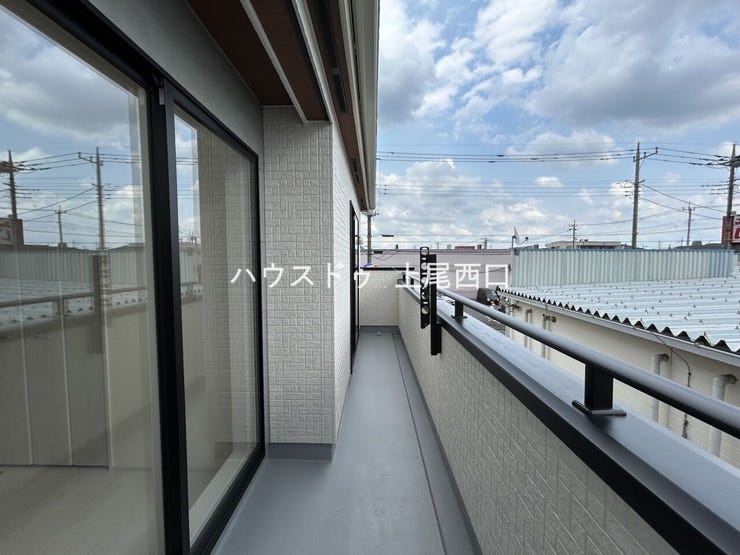 洗濯物もたっぷり干せる大型バルコニー
2部屋から行き来でき、暮らしに合わせて使い分けできる続きバルコニー設計