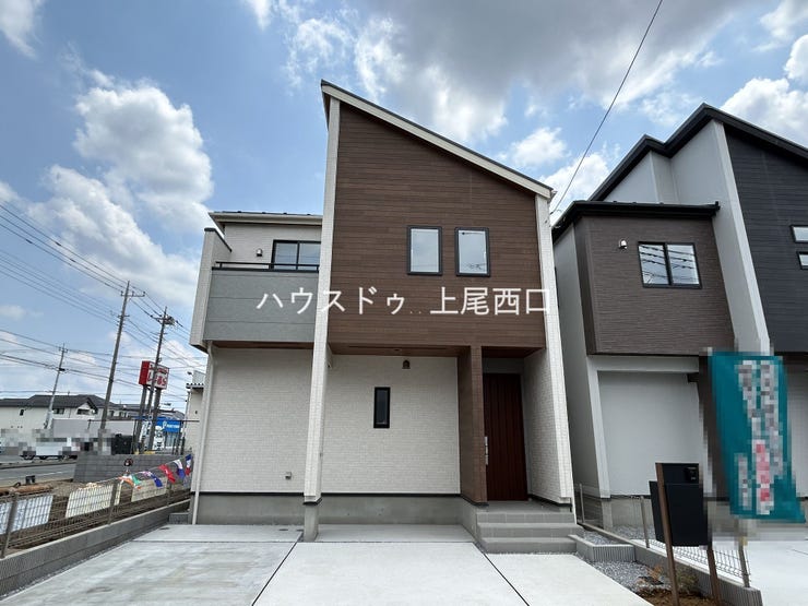 【外観】
出入りや荷物の出し入れがしやすい屋根付き玄関ポーチ
雨の日も安心です