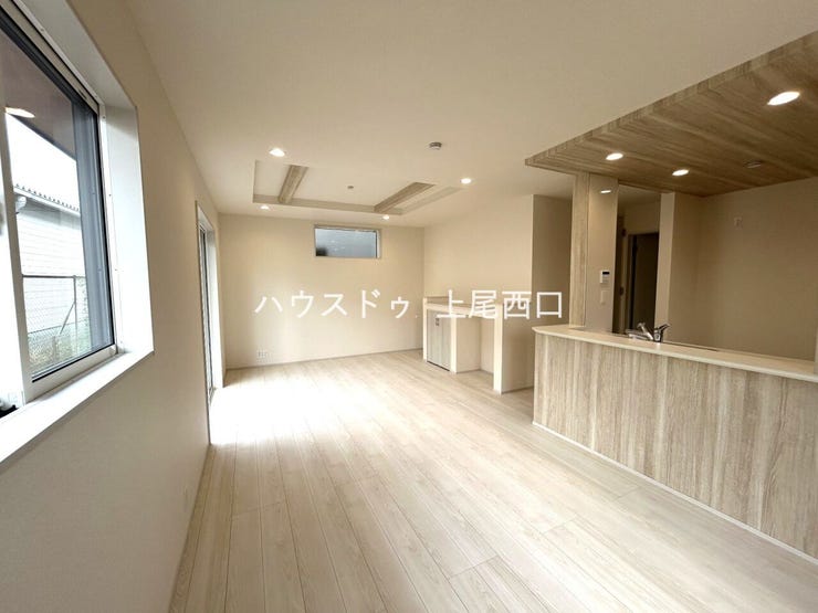 ゆとりのLDK18帖。お洒落な折上天井