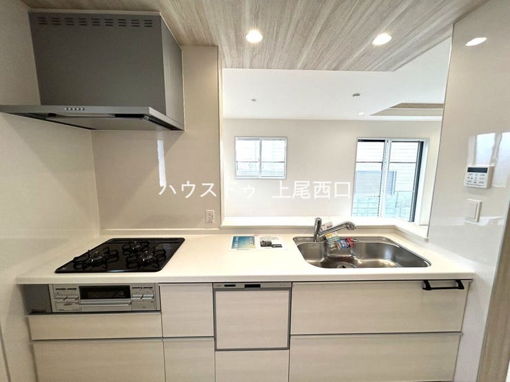 キッチン背面にゆとりを確保。家族で調理時間を楽しめます。