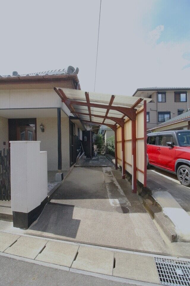 *駐車場*
カーポートが付いており、雨の日のお買い物やお出かけも濡れにくくて安心です!