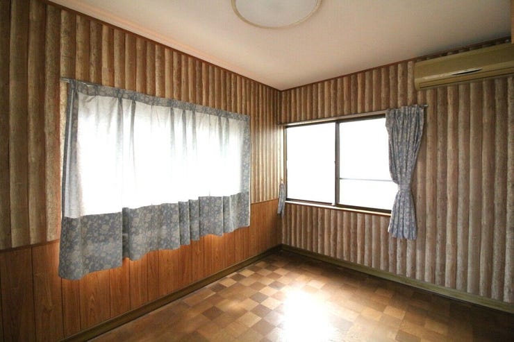 *6帖洋室②*
2面採光で明るく風通しの良い洋室!全室に収納があるので、家族みんなの荷物が片付けられます。