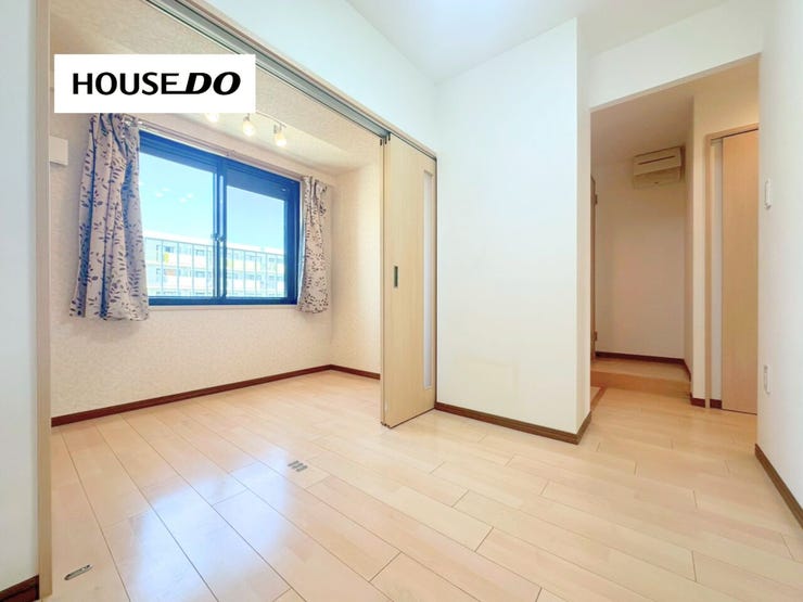 明るい内装でやさしい印象の洋室。家具配置もしやすく、寝室や子ども部屋にもおすすめです。