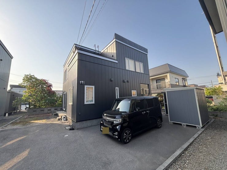 【外観】
《外観写真》
2023年ごろに外壁リフォーム済みのため状況良好です。
駐車スペースも確保!