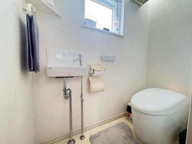 《トイレ》
ウォシュレット付きトイレです。
凹凸が少なくお掃除しやすいデザイン!