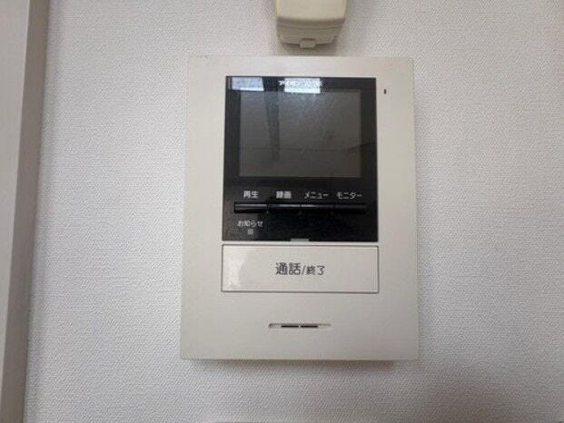 《モニター付きインターホン》
来客時も安心!防犯性と利便性に優れ、暮らしをより快適にしてくれます。