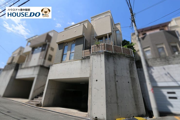 刀根山の閑静な住宅地に立地。お車2台駐車可能な掘り込みガレージ付き!小中学校、スーパーなど徒歩10分圏内に揃っています!