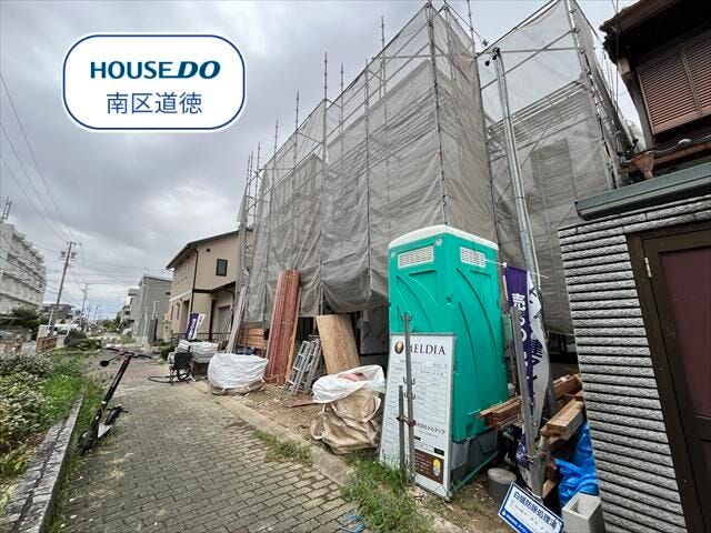 15.5帖のLDKには吹き抜けがあり、上部から光を取り入れます♪
カウンターキチンは、食洗機・3口コンロ・浄水器付き♪毎日の料理が快適に◎
