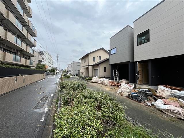 歩行者と車両の通行が分離された安全な道路です。
お子様の通学も安心ですね。