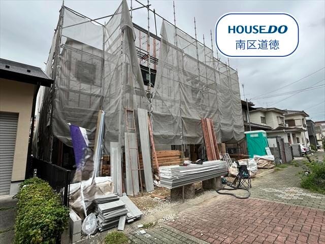 16.2帖のLDKには吹き抜けがあり、上部から光が降り注ぎます♪キッチン横には収納があり、食品や日用品をしっかり収納できて、すっきり整います。