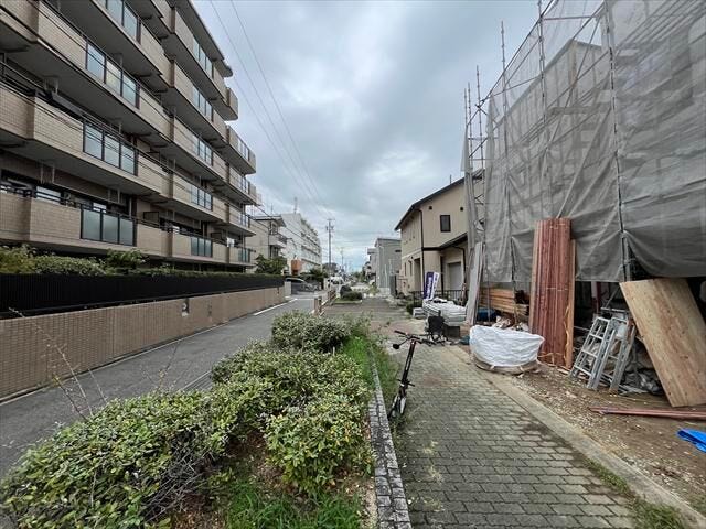 歩行者と車両の通行が分離された安全な道路です。
お子様の通学も安心ですね。