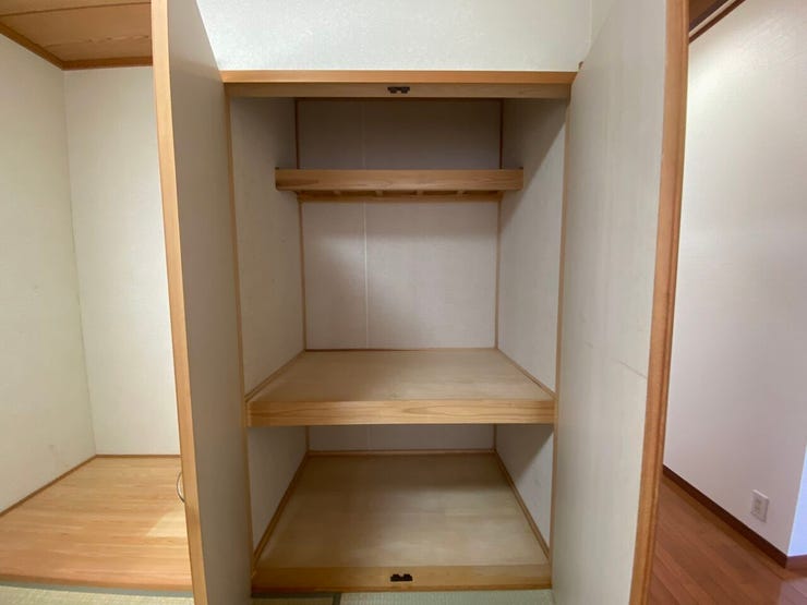押し入れには、布団や季節物、大きめの収納ボックスなどもラクラク収納可能◎