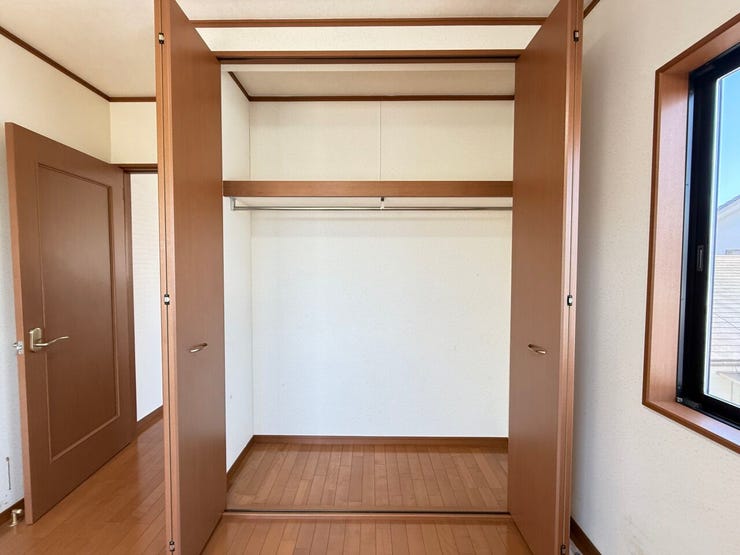 棚にはバッグや帽子、ボックス収納もスッキリ収まります。