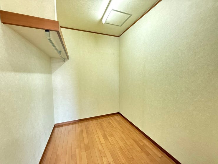 衣類や寝具、季節性の家具・家電など様々なものが収納できるウォークインクローゼットです!お部屋もすっきり♪