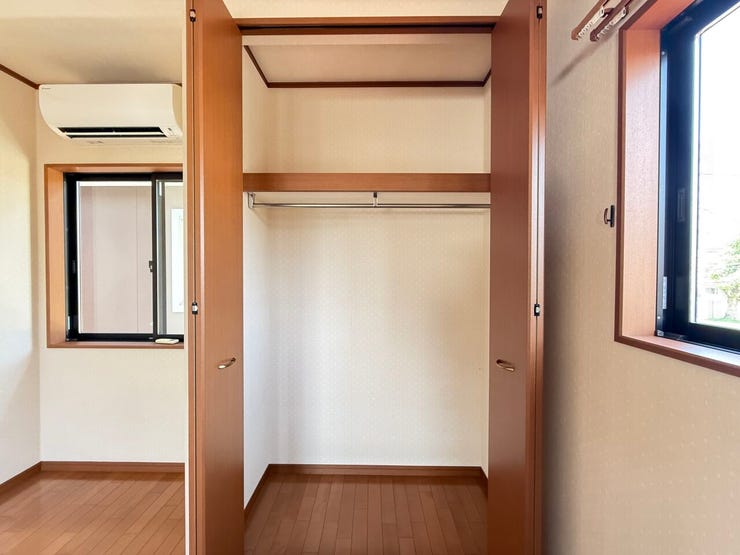ハンガーパイプ付きで、コートやワンピースもシワにならずキレイに収納!