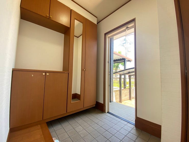 暗くなりがちな玄関も中央スリットデザインのドアから入る自然光で明るくなりますね♪日中は電気をつけずに過ごせるので省エネにも貢献◎