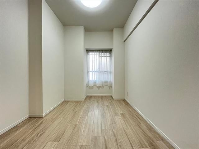 5.2帖:北側の洋室は、自然光が穏やかに差し込み落ち着いた雰囲気の中でゆっくりとくつろげる静かな空間