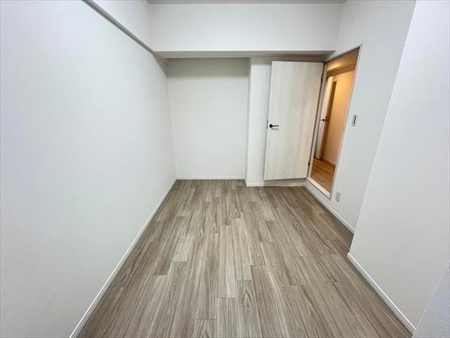 お部屋には収納を設けていませんが、シェルフやラックなどを使って収納スペースを作ることもできます。