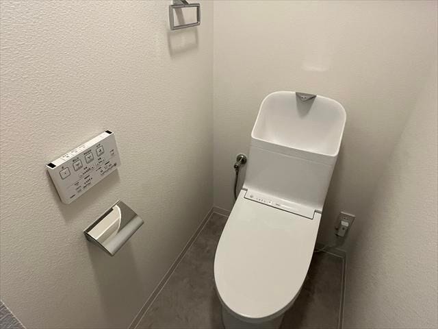 ◆温水洗浄便座◆壁付けリモコンでスッキリとしてお掃除もしやすいですね◎