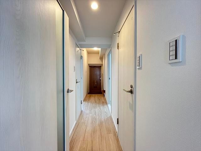 優しいお色のフローリングと白色の建具で爽やかでありながら、あたたかみも感じられるお部屋となっています