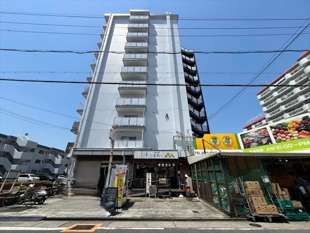 スーパーがマンションの隣にあり、お買い物も歩いて楽々です♪